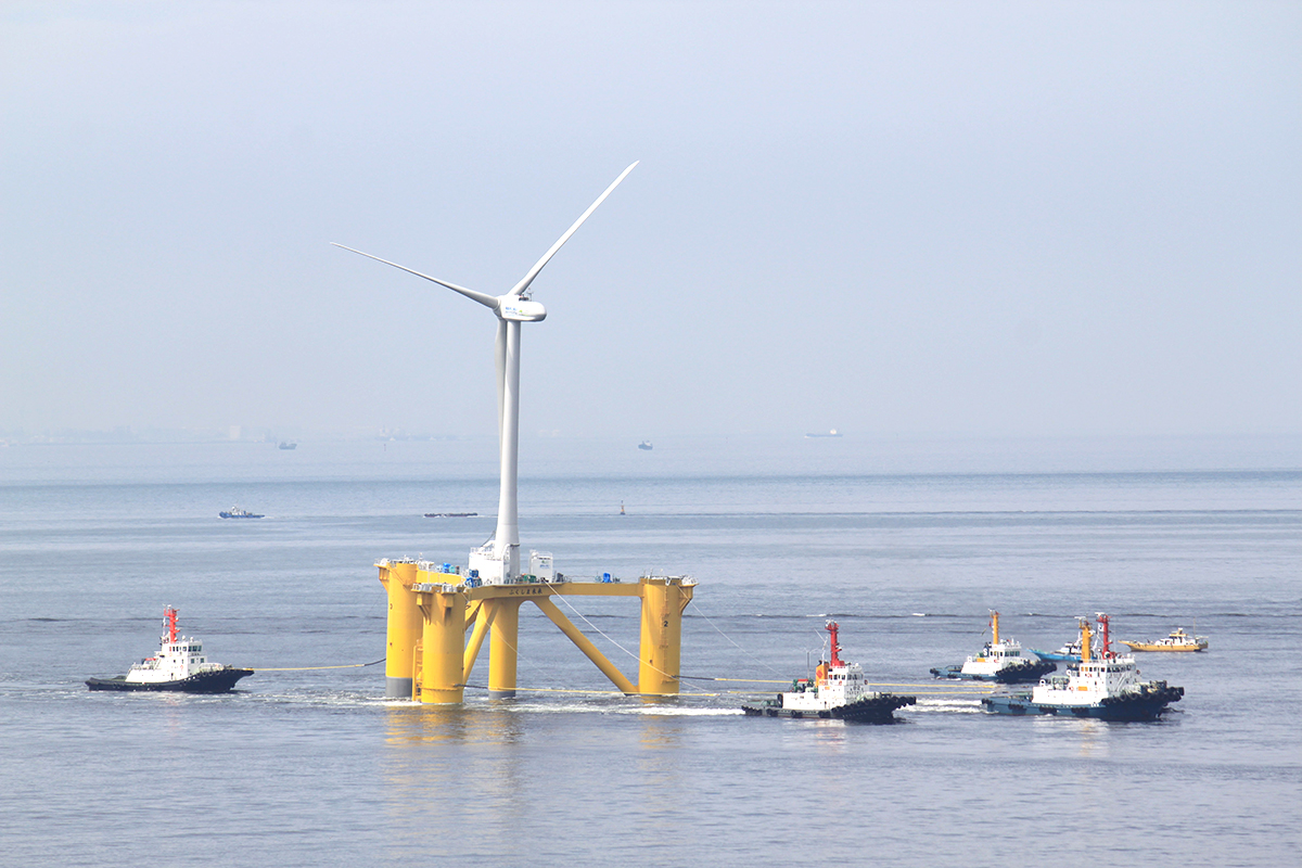 浮体式洋上風力発電施設の曳航